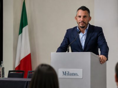 podio con microfono per conferenza stampa di un piccolo partito politico candidato Arusa Italexit