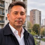 Andrea Caputo, fondatore di Italia Sovrana e candidato sindaco di Milano, in una strada di periferia