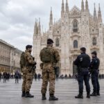 Militari dell'operazione Strade Sicure e agenti di polizia in piazza del Duomo a Milano