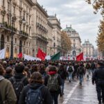 Corteo pacifico in corso Venezia a Milano, con agenti di polizia lungo i lati della strada