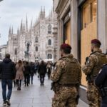 Paracadutisti e agenti di polizia in corso Vittorio Emanuele a Milano, con le vetrine dei negozi protette da pannelli