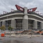 stadio di san siro a milano visto dall'esterno con recinzioni di cantiere dopo la sentenza del tar sui ricorsi