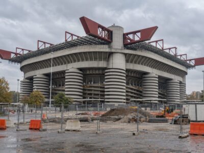 stadio di san siro a milano visto dall'esterno con recinzioni di cantiere dopo la sentenza del tar sui ricorsi