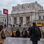 Pendolari all'ingresso di una stazione della metropolitana di Milano in una mattina d'autunno