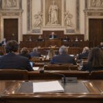aula del consiglio comunale di palazzo marino a milano durante una seduta, con i banchi dei consiglieri