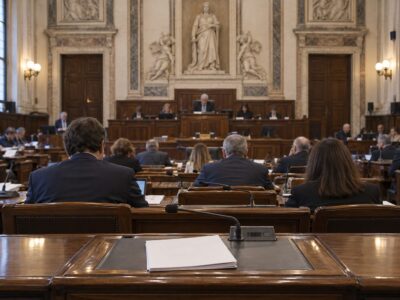 aula del consiglio comunale di palazzo marino a milano durante una seduta, con i banchi dei consiglieri