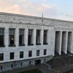 L'ingresso del Palazzo di Giustizia di Milano in un pomeriggio d'autunno